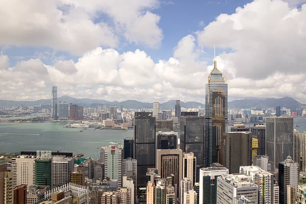 Hong Kong, Çin - 22 Eylül 2017: Havadan görünümü merkez Plaza gökdelen ve Wan Chai bölgesinde victoria Limanı ve kowloon arka plan ile. Wan Chai Hong Kong en yoğun ticari alanda biridir.