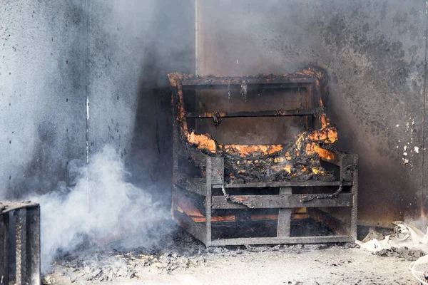 Chair and furniture in room after burned by fire in burn scene o — Stock Photo, Image