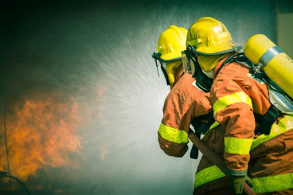 Bomberos Rociando Tono Cinematográfico Con Espacio Copia — Foto de Stock