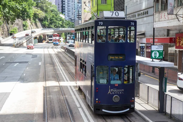 Hong Kong S.A.R. - 13 luglio 2017: tram a due piani o Ding Ding in via Giove a Causeway Bay Hong Kong. Il tram di Hong Kong è una delle prime forme di trasporto pubblico nella metropoli — Foto Stock