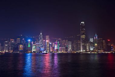Hong Kong - 9 Aralık 2017. Yeni yıl ve Noel manzarası Simgesel Yapı, Victoria Limanı gece sahne sisin içinde Hong Kong Kış Festivali ile parlar. Hong Kong bir dünyanın en neşeli Noel ve yeni yıl geri sayım