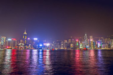 Hong Kong - 9 Aralık 2017. Yeni yıl ve Noel manzarası Simgesel Yapı, Victoria Limanı gece sahne sisin içinde Hong Kong Kış Festivali ile parlar. Hong Kong bir dünyanın en neşeli Noel ve yeni yıl geri sayım