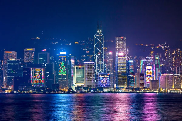 Hong Kong - 9 Aralık 2017. Yeni yıl ve Noel manzarası Simgesel Yapı, Victoria Limanı gece sahne sisin içinde Hong Kong Kış Festivali ile parlar. Hong Kong bir dünyanın en neşeli Noel ve yeni yıl geri sayım