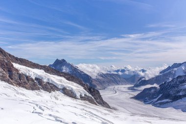 İsviçre ve Bernese Alpleri 'nin büyük Aletsch buzulu dünya mirası ve Jungfraujoch' un Avrupa tepesinden Jungfraujoch kar zirvesi manzarası yaz arka planında mavi gökyüzü ve İsviçre, İsviçre
