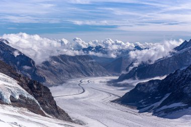 İsviçre ve Bernese Alpleri 'nin büyük Aletsch buzulu dünya mirası ve Jungfraujoch' un Avrupa tepesinden Jungfraujoch kar zirvesi manzarası yaz arka planında mavi gökyüzü ve İsviçre, İsviçre