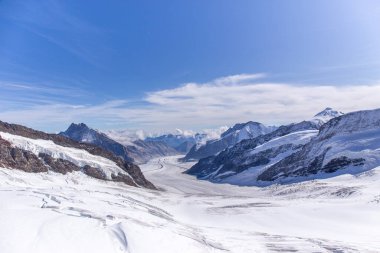İsviçre ve Bernese Alpleri 'nin büyük Aletsch buzulu dünya mirası ve Jungfraujoch' un Avrupa tepesinden Jungfraujoch kar zirvesi manzarası yaz arka planında mavi gökyüzü ve İsviçre, İsviçre