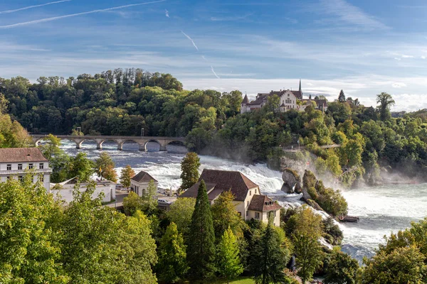 Rheinfall Grande Puissante Cascade Entourée Une Forêt Verte Ciel Bleu — Photo