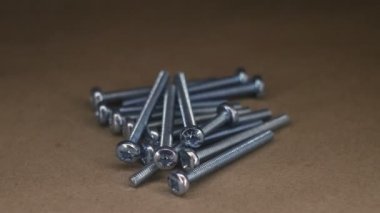 Metal vida ve cıvata tablo dönen Kraft kağıt üzerinde