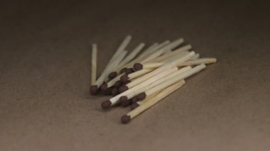 Tablo dönen üzerinde ahşap maçlar