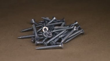Metal vida ve cıvata tablo dönen Kraft kağıt üzerinde