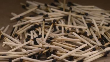 Tablo dönen ahşap maçlar kullanılan