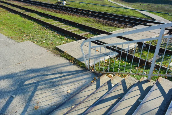 Graue Stahlbetonstufen Beim Abstieg Von Der Brücke Die Von Sonnigen — Stockfoto