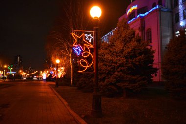 Dripro 'nun parlak ve parlak çelenklerle süslenmiş Yeni Yıl ve Noel sokakları.