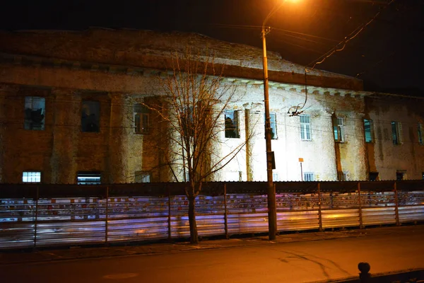 Dilapidated Byggnad Som Kommer Att Rekonstrueras Centrum Dnepr Ukraina Kvällen — Stockfoto