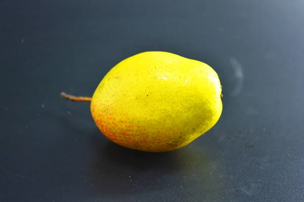 Las Peras Jugosas Brillantes Sabrosas Del Color Verde Rojo Amarillo —  Fotos de Stock