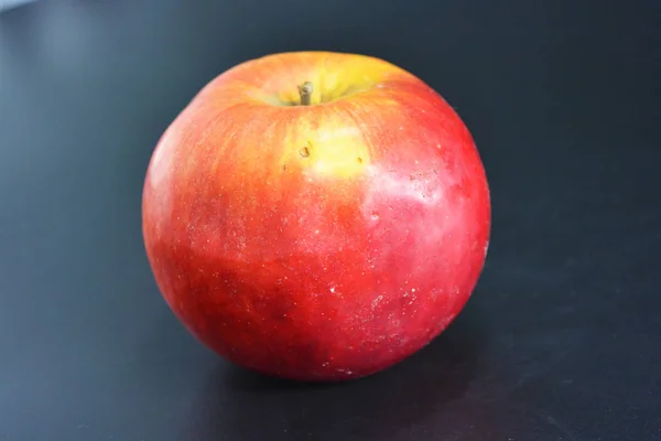 Juicy Bright Red Yellow Apple Located Black Plastic Background — 스톡 사진