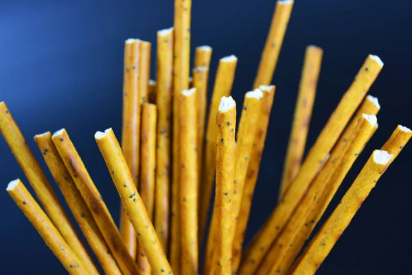 Sabrosas Dulces Pajitas Con Semillas Amapola Hechas Harina Escurriéndose Esparcidas —  Fotos de Stock