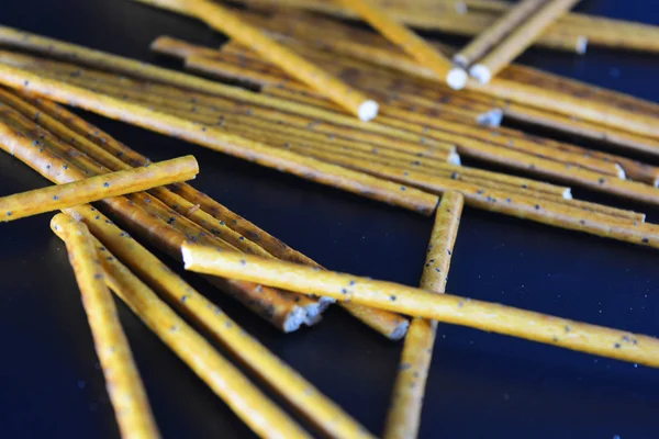 Sabrosas Dulces Pajitas Con Semillas Amapola Hechas Harina Escurriéndose Esparcidas — Foto de Stock