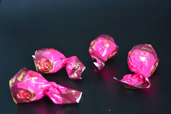 Słodkie Smaczne Cukierki Koniakiem Wiśnią Fioletowym Opakowaniu Znajdują Się Czarnym — Zdjęcie stockowe