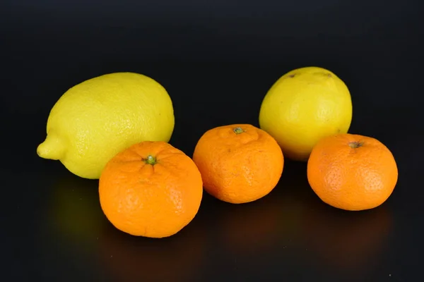 Jasne Owoce Dwie Żółte Cytryny Trzy Małe Pomarańczowe Mandarynki Leżą — Zdjęcie stockowe