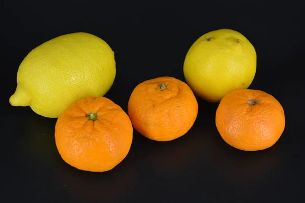 Fruta Brilhante Dois Limões Amarelos Três Pequenas Tangerinas Laranja Encontra — Fotografia de Stock