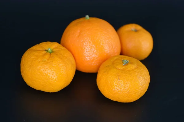 Smakelijk Gezond Fruit Drie Mandarijnen Een Mineraal Bevinden Zich Een — Stockfoto
