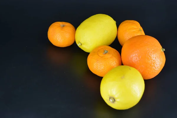 Свіжі Яскраві Фрукти Два Жовтих Лимона Три Маленьких Помаранчевих Мандарини — стокове фото