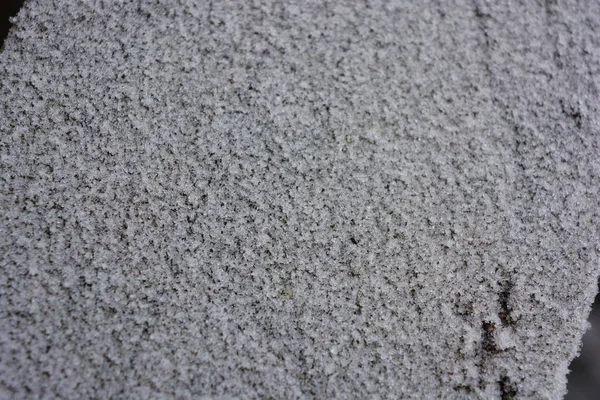 Белые Большие Снежинки Разбросаны Всей Поверхности Деревянной Доски Зимой Красивый — стоковое фото