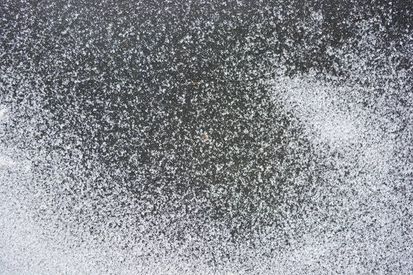 Φωτεινό Λευκό Λεπτό Και Αφράτο Νιφάδες Χιονιού Βρίσκονται Μαύρο Ελαστικό — Φωτογραφία Αρχείου