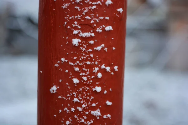 Красная Металлическая Труба Покрытая Большими Пушистыми Снежинками Время Снегопада Зимой — стоковое фото