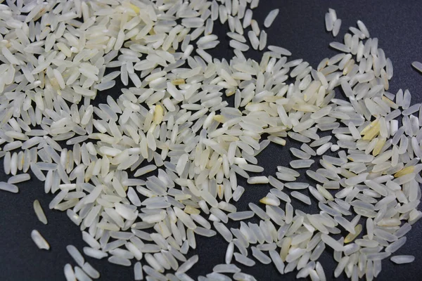 Arroz Grão Longo Cozido Vapor Branco Espalhado Uma Superfície Preta — Fotografia de Stock