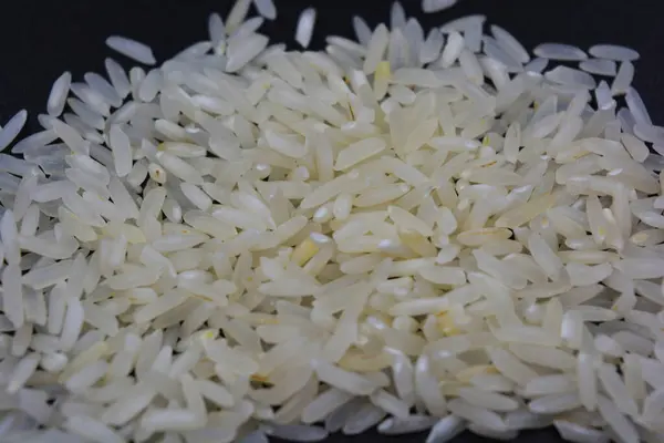 Bílá Dlouhozrnná Rýže Roztroušená Černém Povrchu Zdravé Zdravé Jídlo Rýžové — Stock fotografie