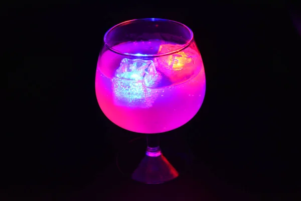 Rojo Azul Brillantes Cubos Hielo Brillantes Que Flotan Una Deliciosa —  Fotos de Stock