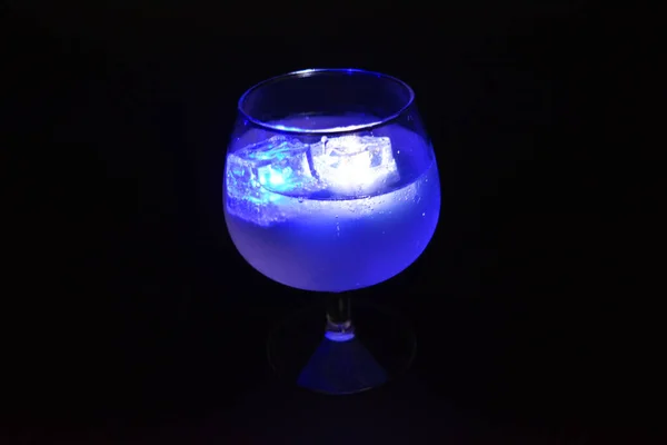 Cubos Hielo Brillantes Brillantes Azules Blancos Que Flotan Una Deliciosa —  Fotos de Stock