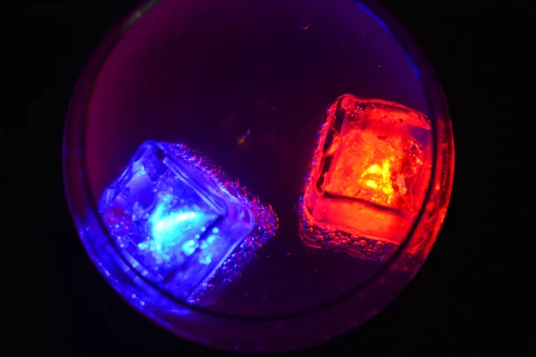 Красный Синий Яркие Светящиеся Кубики Льда Которые Плавают Вкусный Матовый — стоковое фото