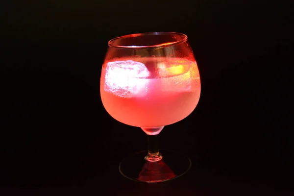 Cubos Hielo Brillantes Brillantes Blancos Rojos Que Flotan Una Deliciosa —  Fotos de Stock