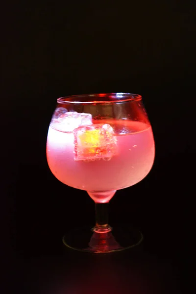 Cubos Hielo Brillantes Brillantes Blancos Rojos Que Flotan Una Deliciosa —  Fotos de Stock