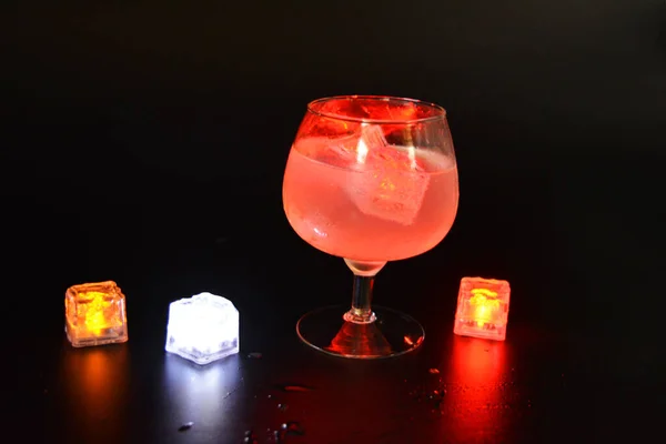 Vermelho Brilhante Brilhante Cubos Gelo Que Flutuam Uma Deliciosa Bebida — Fotografia de Stock