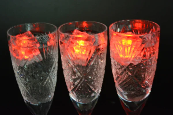 Crystal Champagne Glas Med Sniderier Form Snöflingor Ligger Svart Matt — Stockfoto