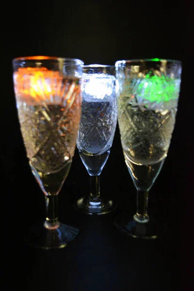 Crystal Champagne Glas Med Sniderier Form Snöflingor Ligger Svart Matt — Stockfoto