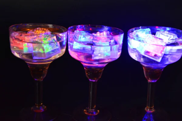 Три Відкриті Келихи Шампанського Яскравими Різнокольоровими Кубиками Льоду Розташовані Чорному — стокове фото