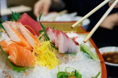 Tabakta saşimi, Japon yemeği..