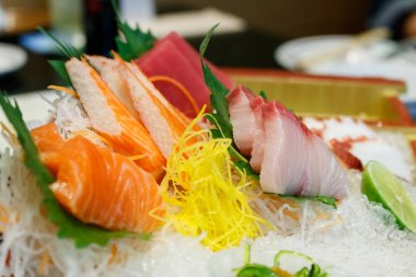 Tabakta saşimi, Japon yemeği..