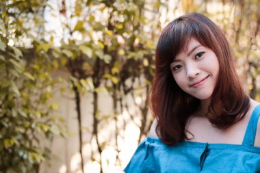 Bahçede genç oldukça Asya kadının yakın çekim.