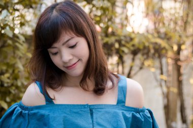 Bahçede genç oldukça Asya kadının yakın çekim.