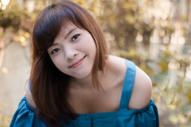 Bahçede genç oldukça Asya kadının yakın çekim.