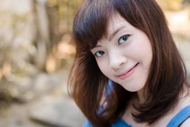 Bahçede genç oldukça Asya kadının yakın çekim.