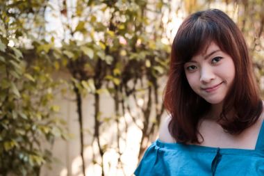 Bahçede genç oldukça Asya kadının yakın çekim.