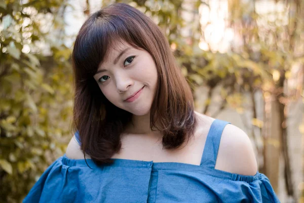 Primer plano de joven bonita mujer asiática en el jardín . — Foto de Stock
