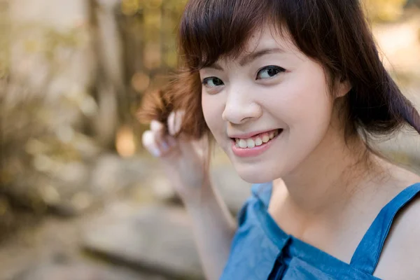 Närbild på unga ganska asiatisk kvinna i trädgården. — Stockfoto